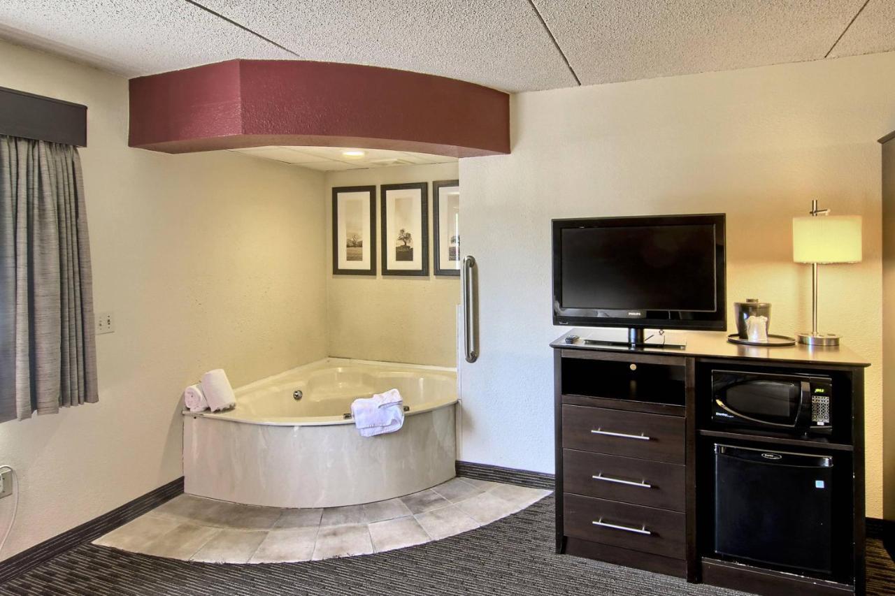 Blossom Hotel & Suites Травърс Сити Екстериор снимка